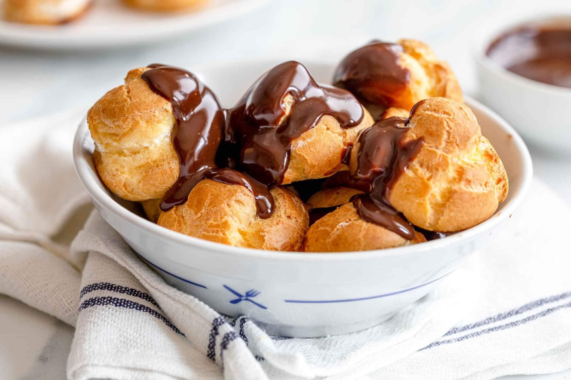 Profiterol Tarifi: Pastacı Kremalı ve Gerçek Çikolata Soslu