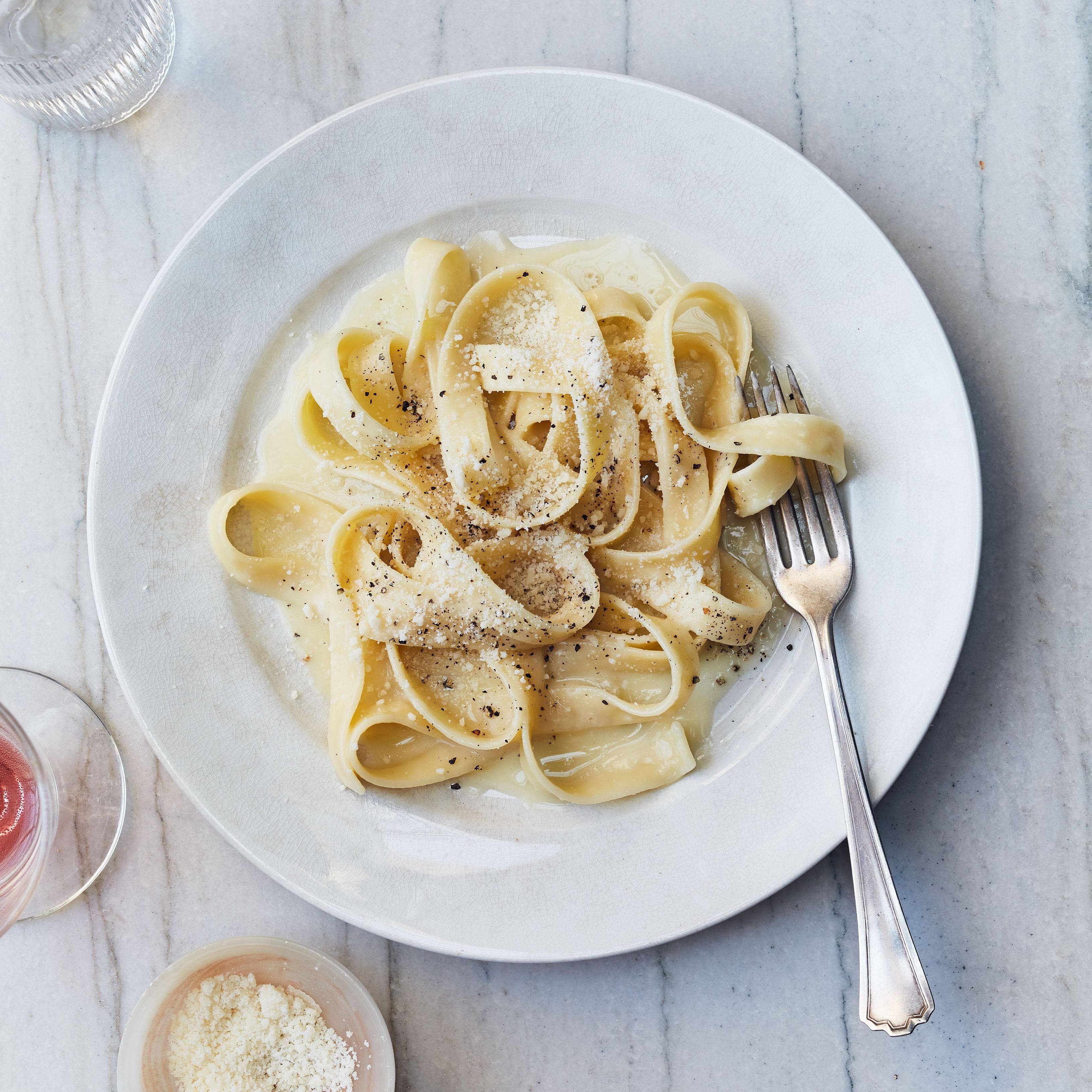 Fettuccine Alfredo Tarifi: Kremasız, Parmesanlı ve İtalyan Usulü